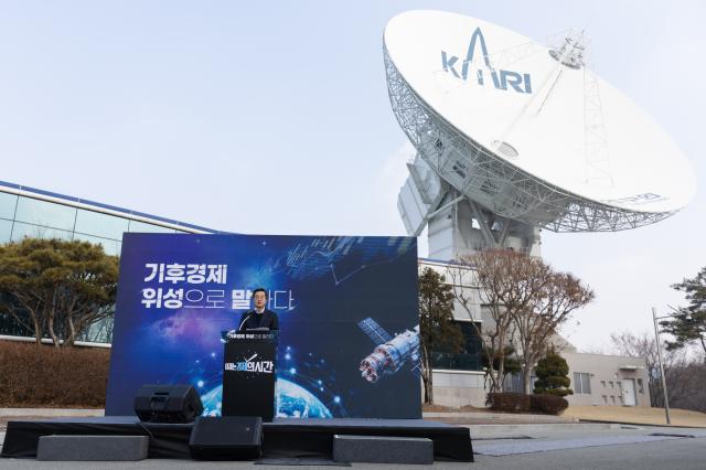 20250226 여주 SKB위성센터에서 김동연 경기도지사가 기후경제 비전 발표를 하고 있다 사진경기도