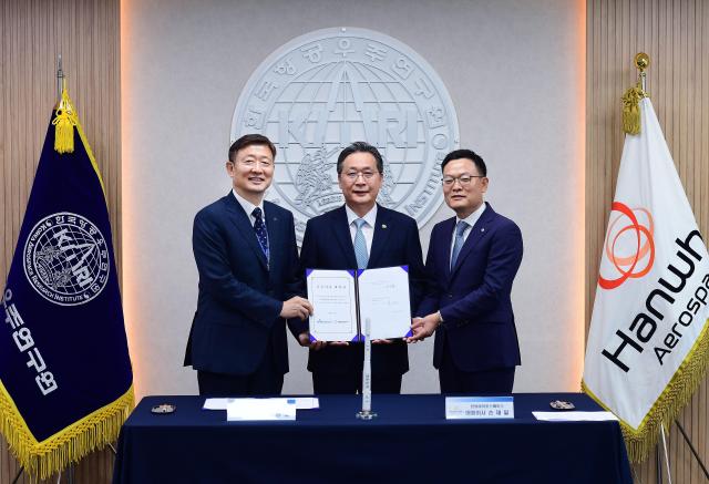 25일 대전 한국항공우주연구원에서 진행된 누리호 기술이전 계약 체결식에 참석한 손재일 한화에어로스페이스 대표이사오른쪽 윤영빈 우주항공청장가운데 이상철 항우연 원장왼쪽이 기념사진을 찍고 있다 사진한화에어로스페이스