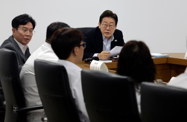 이재명 대통령이 25일 경기 시흥시 SPC 삼립 시화공장에서 열린 산업재해 근절 현장 노사간담회에서 SPC 삼립 직원의 발언을 듣고 있다 이 대통령 왼쪽은 김영훈 고용노동부 장관사진연합뉴스