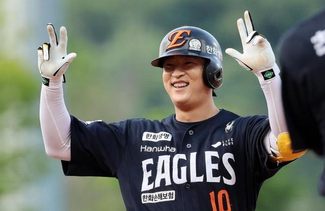 8일 광주기아챔피언스필드에서 열린 프로야구 한화 이글스와 KIA 타이거즈의 경기 한화 이진영이 3회초 1사 2 3루에서 2타점 적시타를 치고 기뻐하고 있다 사진연합뉴스