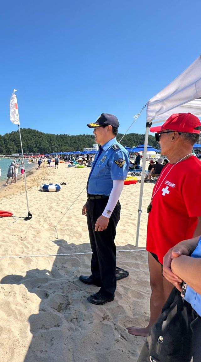 박홍식 강릉해양경찰서장이 본격적인 여름 수상레저 성수기를 맞아 북부권양양 하조대죽도 수상레저사업장에 대한 특별점검을 실시하고 있다 사진강릉해경