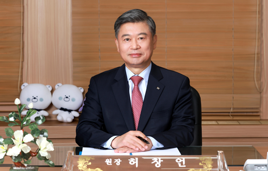 보험개발원이 집중 호우로 피해를 입은 이웃들을 돕기 위해 대한적십자사에 성금 1000만원을 기부했다 사진은 허창언 보험개발원 원장 사진보험개발원