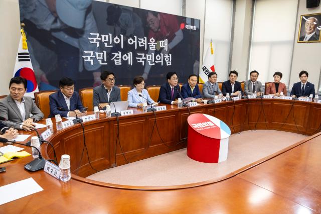 [이주의 여론조사] 국민의힘, 인사 파동에도 반사이익 無…李 지지율 1%p 하락