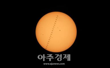 [포토] 불볕 태양 위 가로지르는 국제우주정거장 포착