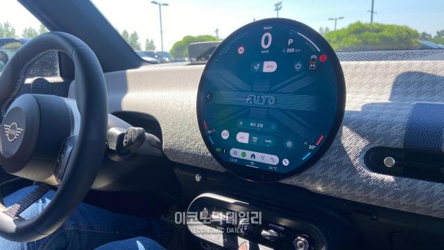 BMW 미니 쿠퍼 스티어링 휠 및 디스플레이사진김지영 기자