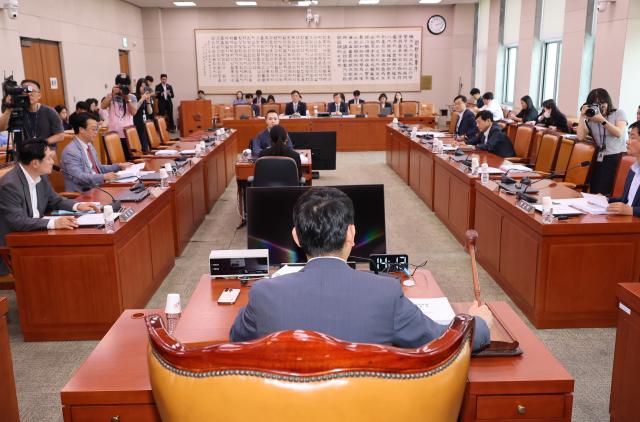 국회 법제사법위원회 법안심사제1소위원회 위원장인 김용민 더불어민주당 의원이 25일 서울 여의도 국회에서 열린 법사소위에서 의사봉을 두드리고 있다 사진연합뉴스