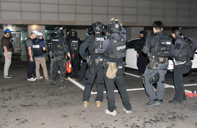 지난 21일 인천 송도국제도시 아파트에서 60대 남성이 아들을 사제총기로 살해한 뒤 체포됐다 경찰이 21일 집에 폭발물을 설치했다는 피의자 진술을 토대로 서울 도봉구 피의자 자택을 수색하고 있다사진연합뉴스