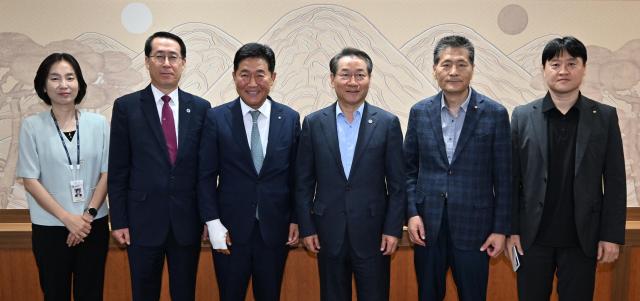 유정복 인천광역시장이 25일 시청 대접견실에서 박종범 세계한인경제무역협회 회장 접견하고 기념촬영을 하고 있다 사진인천시