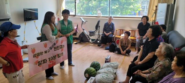 대구 북구 침산3동에서 경로당 어르신들의 건강을 기원하는 따뜻한 나눔 행사가 열렸으며 ‘정을 나누는 사람과 사람의 공간’ 정나눔 대표인 천민경 회원이 재능 기부 강연을 펼쳤다 사진새마을부녀회