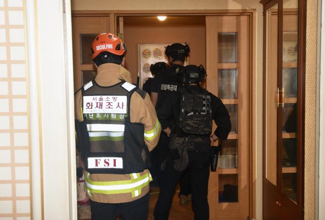 지난 21일 인천 송도국제도시 아파트에서 60대 남성이 아들을 사제총기로 살해한 뒤 체포됐다 경찰이 21일 집에 폭발물을 설치했다는 피의자 진술을 토대로 서울 도봉구 피의자 자택을 수색하고 있다 2025723 서울소방재난본부 제공 재판매 및 DB 금지