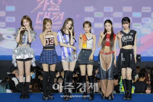 [포토] izna(이즈나), 2025 SBS 가요대전 Summer 블루카펫 참석