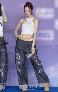 [포토] 포즈 취하는 있지 유나 (2025 SBS 가요대전 썸머)