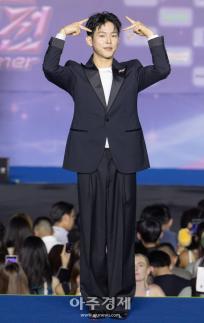 [포토] 포즈 취하는 폴킴 (2025 SBS 가요대전 썸머)
