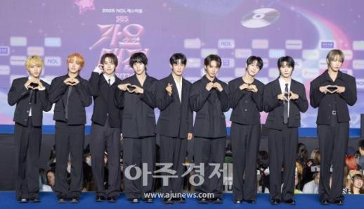 [포토] 포즈 취하는 아홉 (2025 SBS 가요대전 썸머)
