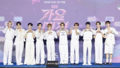 [포토] 포즈 취하는 싸이커스 (2025 SBS 가요대전 썸머)