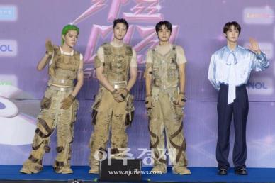 [포토] 포즈 취하는 엔시티 127 (2025 SBS 가요대전 썸머)
