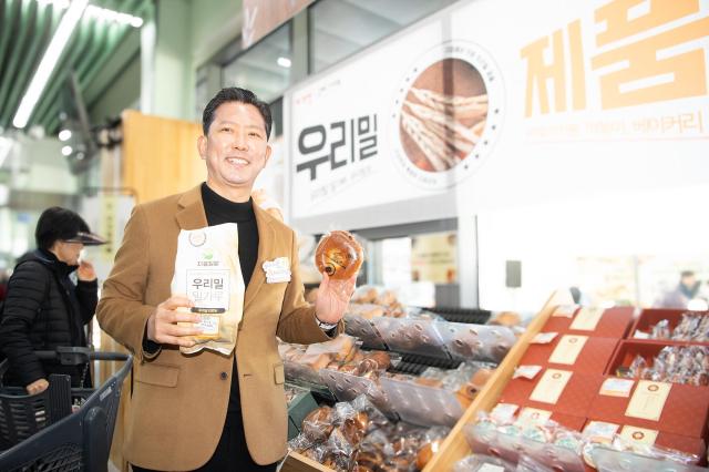 지난 2월 28일에 개최된 한우와 우리밀을 담다 행사에서 김장호 구미시장이 우리밀로 만든 상품을 들고 기념촬영 하고 있다 사진구미시