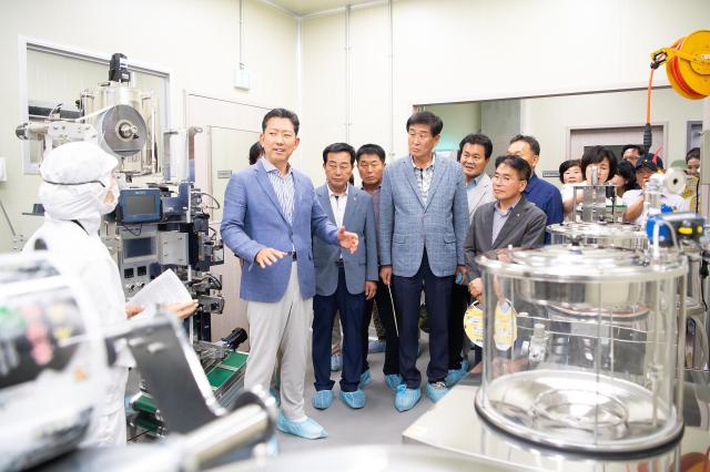농산물가공식품센터 개소식을 맞아 김장호구미시장맨 앞이 공장 내부를 돌아보고 있다 사진구미시