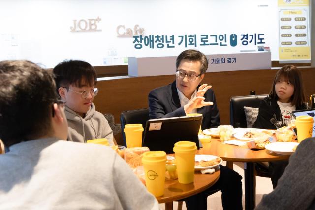 강남대학교에서 열린 장애청년 기회 로그IN행사에서 김동연 경기도지사와 강남대 아이큐브 동아리 학생들이 오찬 간담회를 하고 있다 사진경기도