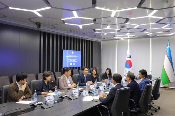 김태균 서울시 행정1 부시장과 샤리포프 콩그랏바이 아베짐베토비치 우즈베키스탄 고등교육부 장관 면담 현장 사진서울시