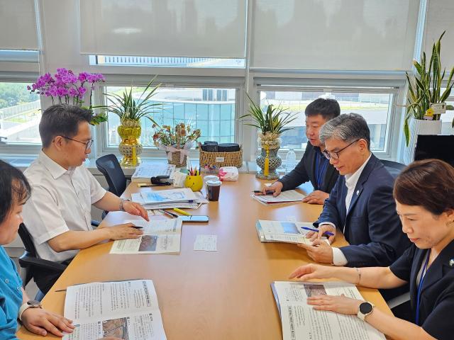 김영식 고창부군수오른쪽 두 번째가 박현창 기획재정부 농림해양예산과장에게 군 현안을 설명하고 있다사진고창군