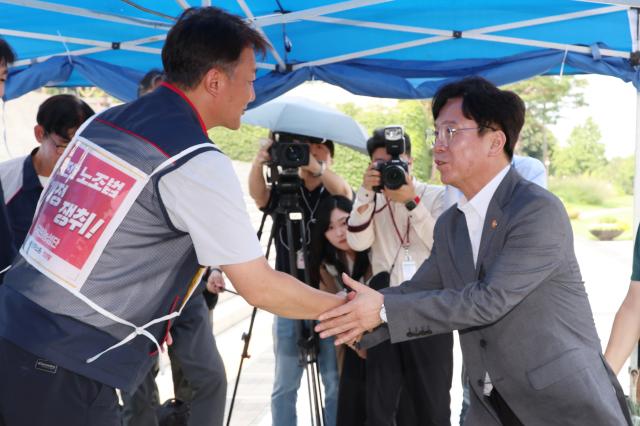김영훈 고용노동부 장관이 지난 25일 노조법 2·3조 개정 촉구 국회 농성장을 방문해 양경수 민주노총 위원장과 악수하는 모습 사진연합뉴스