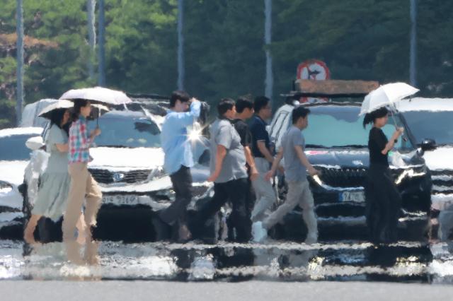 전국 대부분 지역에 폭염 특보가 발효된 25일 서울 영등포구 여의도 여의대로에 아지랑이가 피어오르고 있다 2025725 사진연합뉴스