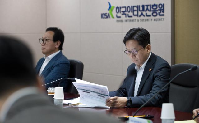 배경훈 과학기술정보통신부 장관이 27일 오후 서울 송파구 한국인터넷진흥원 인터넷침해대응센터를 방문해 사이버 위협에 대한 대응체계를 점검하고 있다 사진과학기술정보통신부
