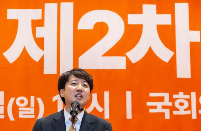개혁신당 당대표 선거에 단독 출마한 이준석 의원이 27일 국회의원회관 대회의실에서 열린 개혁신당 제2차 전당대회에서 정견 발표를 하고 있다 사진연합뉴스