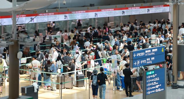 夏季休假季开启 仁川机场人山人海