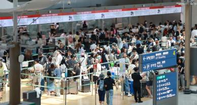 夏季休假季开启 仁川机场人山人海