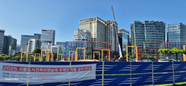 서울시청 미래건축 기획관 명의로 된 안내문 너머로 공사장이 펼쳐진다 사진저자 제공