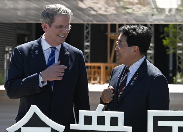 지난 19일 오사카 엑스포 참석차 일본을 방문한 스콧 베선트 미 재무장관왼쪽과 아카자와 료세이 일본 경제재생상사진EPA연합뉴스