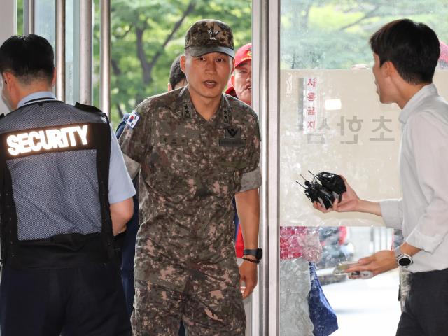 이종섭 전 국방부 장관의 최측근 참모였던 박진희 전 군사보좌관현 육군 소장이 28일 서울 서초구 순직해병특검 사무실에 출석하고 있다 사진연합뉴스