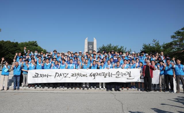 28일 오전 파주 임진각에서 김동연 경기도지사 국회의원 및 도민 등이 통일걷기 출발선언전 기념촬영을 하고 있다 사진경기도