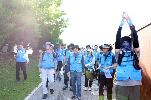 28일 오전 파주 임진각에서 김동연 경기도지사 국회의원 및 도민 등 200여명이 참석한 가운데 2025 광복80주년 맞이 경기둘레길 통일걷기 행사가 열리고 있다 사진경기도