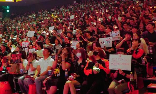 농심이 지난 27일 인천 영종도 인스파이어 아레나에서 열린 e스포츠 경기 ‘2025 LCK 로드쇼’에 직원 가족 200명을 초청하는 패밀리데이 행사를 진행했다 사진농심 