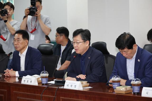 국회 환경노동위원장인 안호영 더불어민주당 의원가운데이 28일 국회에서 열린 노란봉투법 관련 당정 간담회에서 발언하고 있다 사진연합뉴스