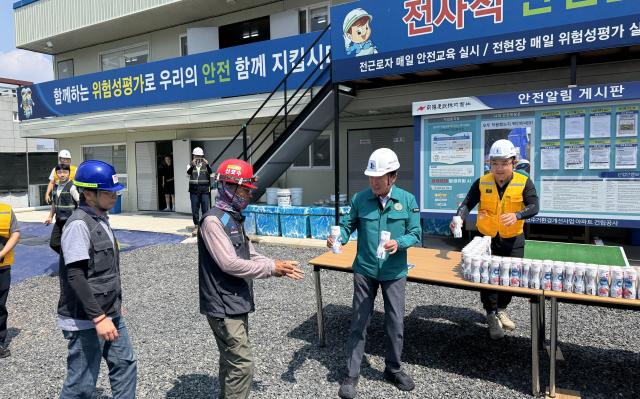 대구도시개발공사는 복현 주거환경개선사업 건설 현장에서 ‘CEO 주관 찾아가는 건설 현장 폭염 대응 캠페인’을 실시하였다 사진대구도시개발공사