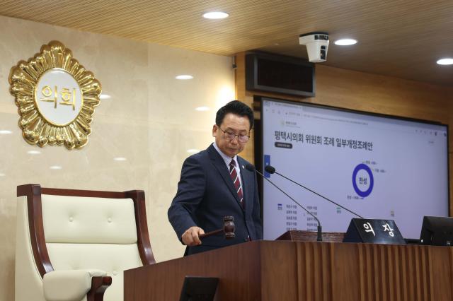 제257회 임시회 제2차 본회의에서 타봉하는 강정구의장 모습 사진평택시의회