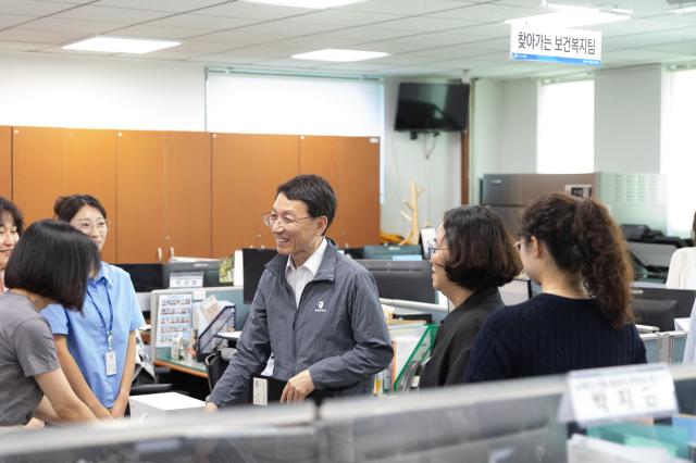 28일 오후 김성중 행정1부지사가 안성 대덕면행정복지센터를 방문하여 직원들을 격려하고 있다 사진경기도