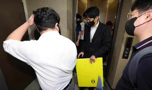 김건희 여사의 의혹들을 수사하는 민중기 특검팀 관계자들이 28일 서울 노원구 개혁신당 이준석 당대표 자택을 압수수색을 하기 위해 도착했다 사진연합뉴스