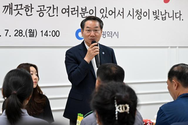 유정복 인천광역시장이 28일 시청 소담홀에서 열린 현업 근무직원 소통 간담회에서 참석자들과 소통의 시간을 갖고 있다 사진인천시