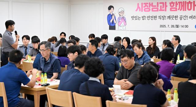 유정복 인천광역시장이 28일 시청 소담홀에서 열린 현업 근무직원 소통 간담회에서 참석자들과 소통의 시간을 갖고 있다 사진인천시