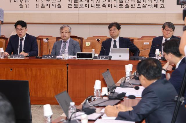 모성준 사법연수원 교수가 28일 국회 법제사법위원회에서 열린 검찰개혁 법안 관련 공청회에서 발표하고 있다 왼쪽부터 모성준 사법연수원 교수 서보학 경희대 법학전문대 교수 양홍석 변호사 이광철 변호사 사진연합뉴스