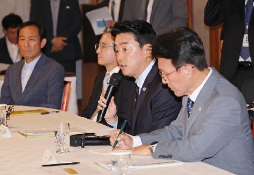 대통령실 재벌 총수에 대미 투자 확대 요구, 근거 없는 정치 공세