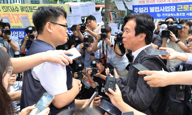 지난달 24일 김영훈 당시 고용노동부 장관 후보자가 민주노총 금속노조 주얼리분회 조합원들의 요청에 대화 하고 있다 사진연합뉴스