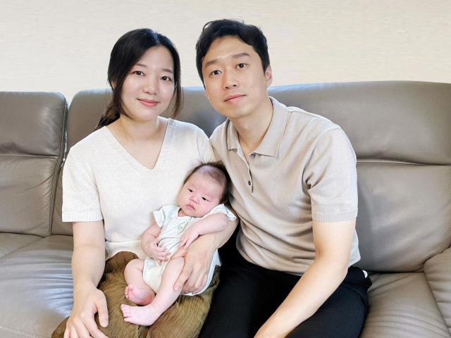 지난달 100번째 한화 육아동행지원금을 받은 원소라 아워홈 책임왼쪽 가족 사진한화갤러리아