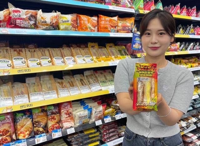 모델이 편의점 GS25 매장에서 남자그룹 엔시티 드림과 협업한 아이돌컴백샌드위치를 소개하고 있다 사진GS25