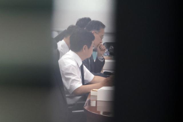 이형일 기획재정부 1차관왼쪽 두번째이 29일 서울 여의도 국회 의원회관에서 열린 세제 개편안 마련을 위한 비공개 당정협의회에서 자료를 보고 있다 사진연합뉴스